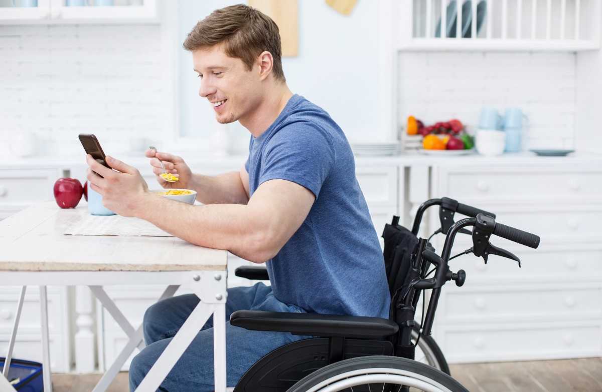 guy in wheelchair reading news online